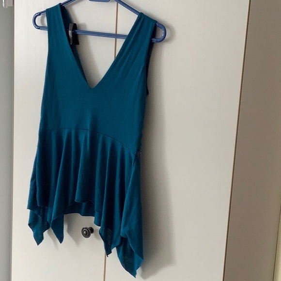 Summer sleeveless top with beadwork - Picture 3 of 3